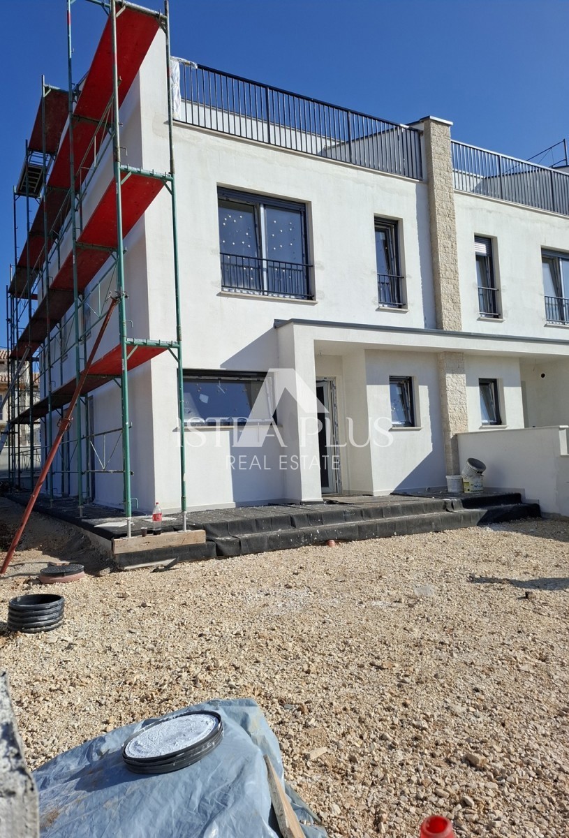 Istria, Parenzo, casa unifamiliare di qualità con cortile e vista sul mare aperto
