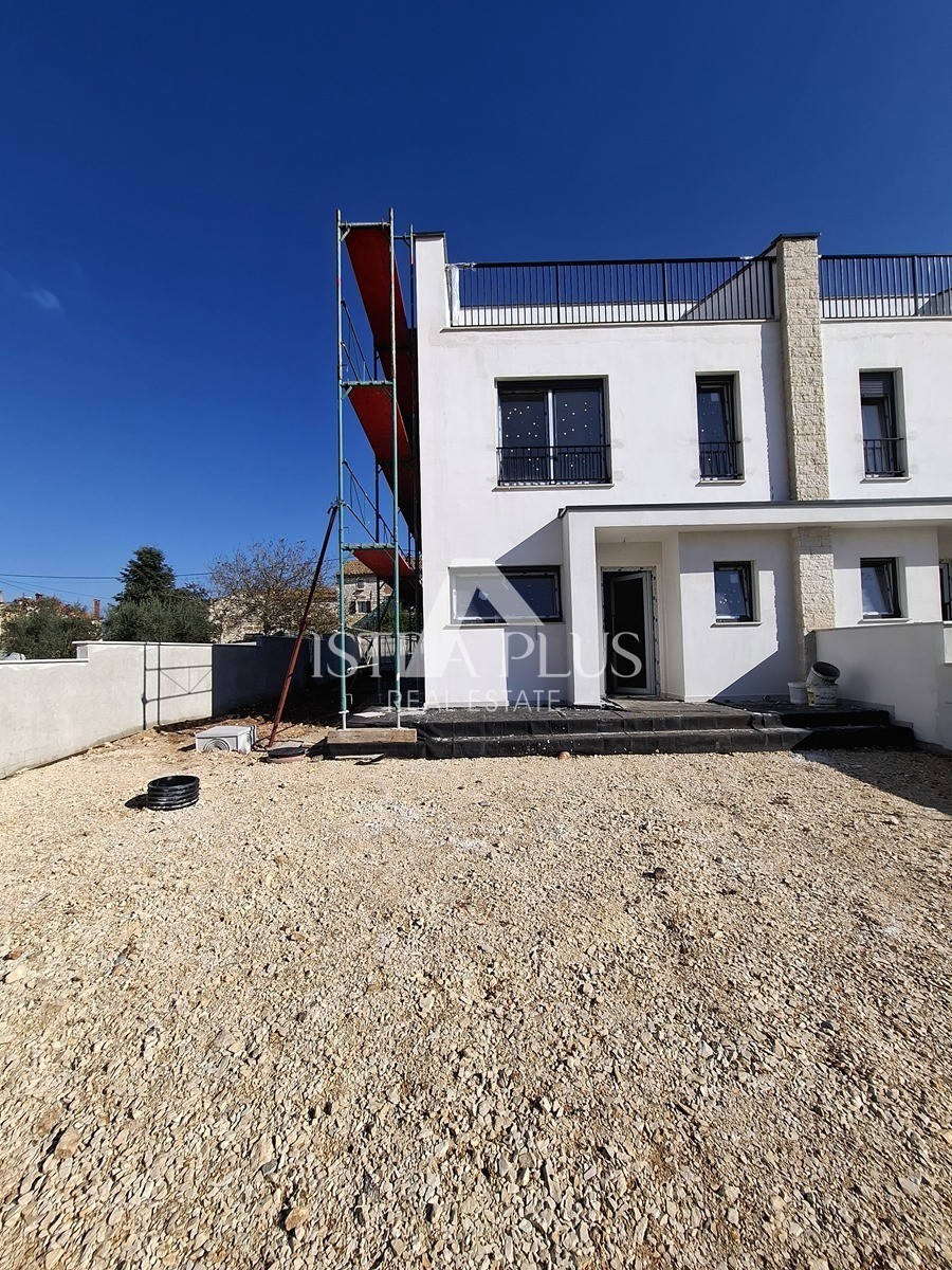 Istria, Parenzo, casa unifamiliare di qualità con cortile e vista sul mare aperto