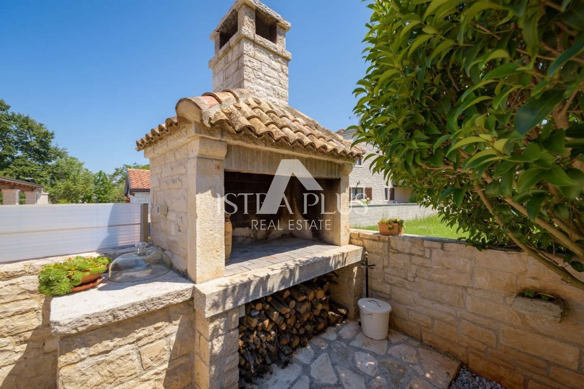 Casa indipendente con piscina, a 10 km dalla città e dal mare – 565 m² di lusso e comfort