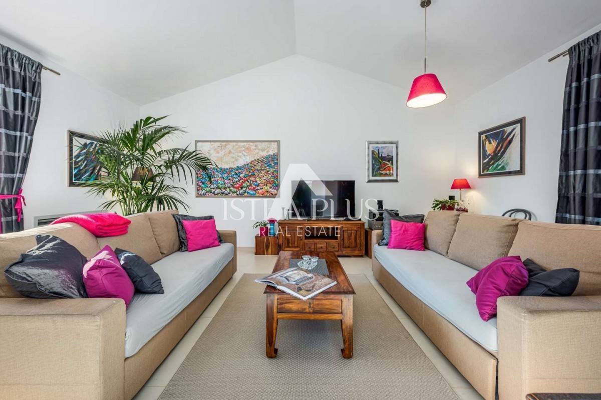 Casa indipendente con piscina, a 10 km dalla città e dal mare – 565 m² di lusso e comfort