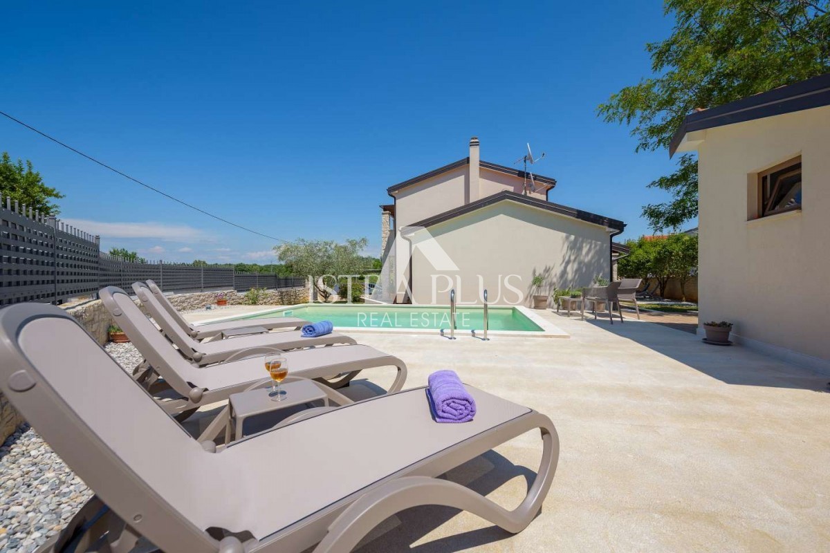 Casa indipendente con piscina, a 10 km dalla città e dal mare – 565 m² di lusso e comfort