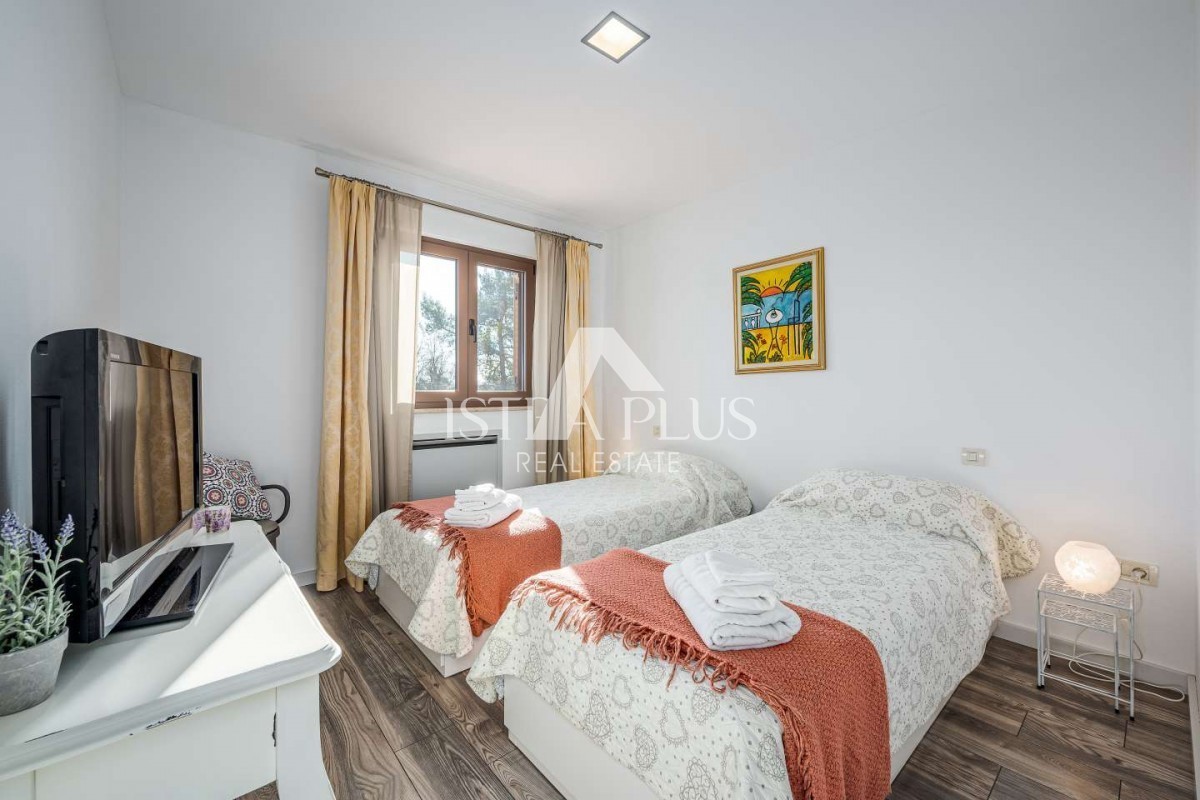 Casa indipendente con piscina, a 10 km dalla città e dal mare – 565 m² di lusso e comfort