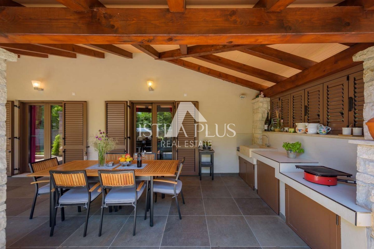 Casa indipendente con piscina, a 10 km dalla città e dal mare – 565 m² di lusso e comfort