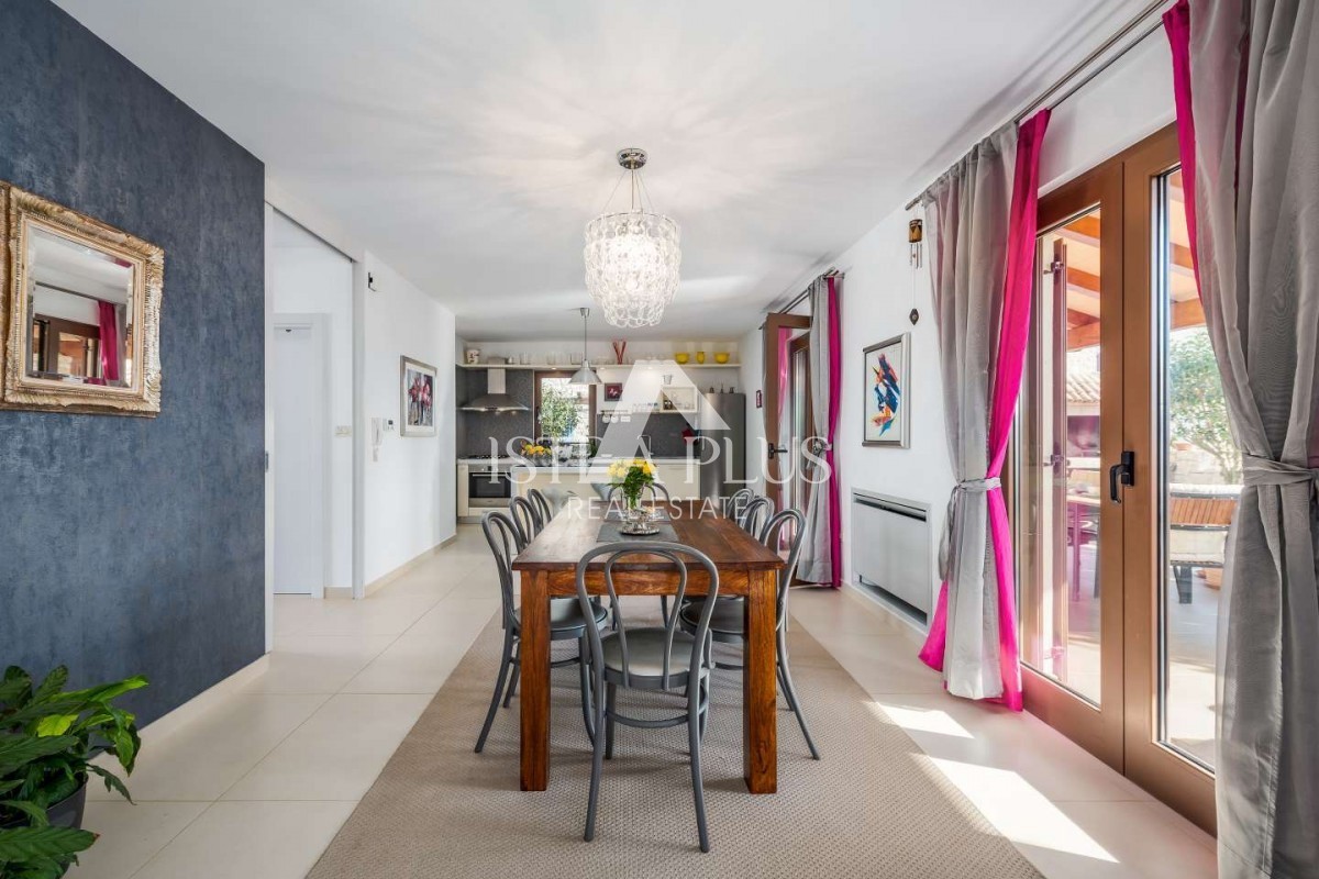 Casa indipendente con piscina, a 10 km dalla città e dal mare – 565 m² di lusso e comfort