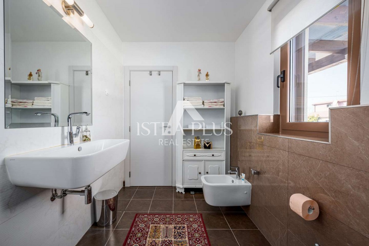 Casa indipendente con piscina, a 10 km dalla città e dal mare – 565 m² di lusso e comfort