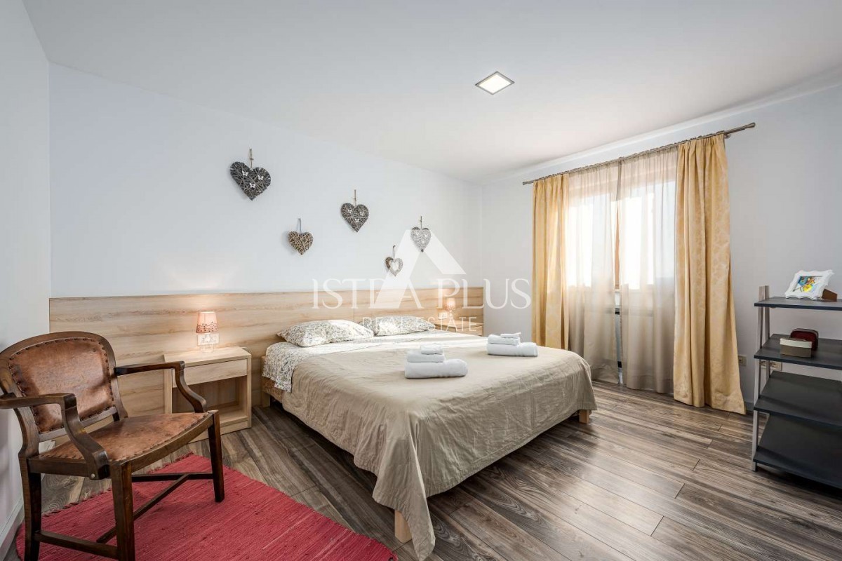 Casa indipendente con piscina, a 10 km dalla città e dal mare – 565 m² di lusso e comfort