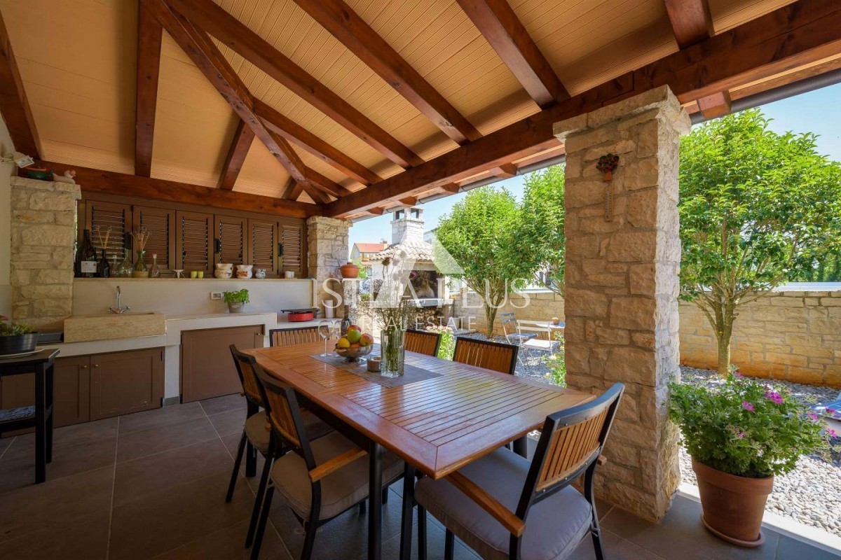 Casa indipendente con piscina, a 10 km dalla città e dal mare – 565 m² di lusso e comfort