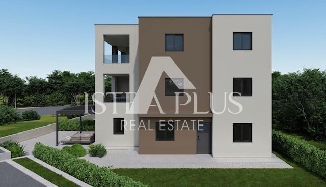 Parenzo - insediamento nel centro - appartamento al piano terra con giardino