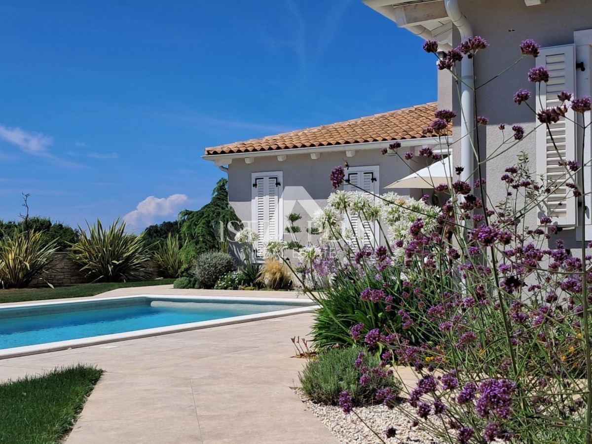 Esclusiva! Una villa unica che coniuga qualità, funzionalità e posizione con vista aperta sul mare.