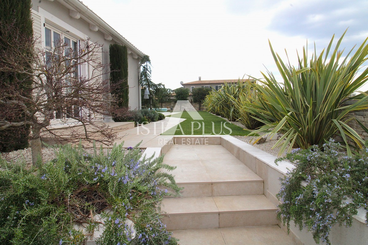 Esclusiva! Una villa unica che coniuga qualità, funzionalità e posizione con vista aperta sul mare.