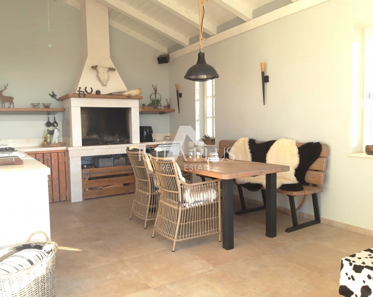 Esclusiva! Una villa unica che coniuga qualità, funzionalità e posizione con vista aperta sul mare.