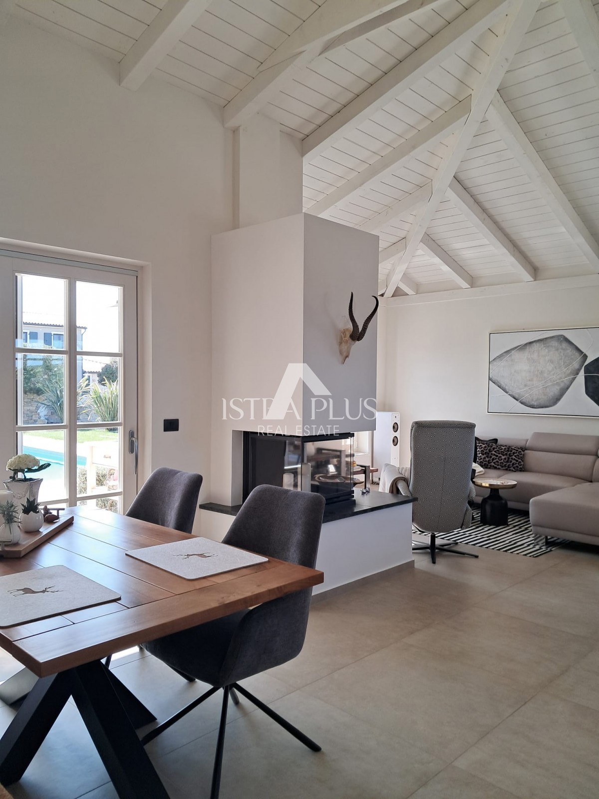 Esclusiva! Una villa unica che coniuga qualità, funzionalità e posizione con vista aperta sul mare.