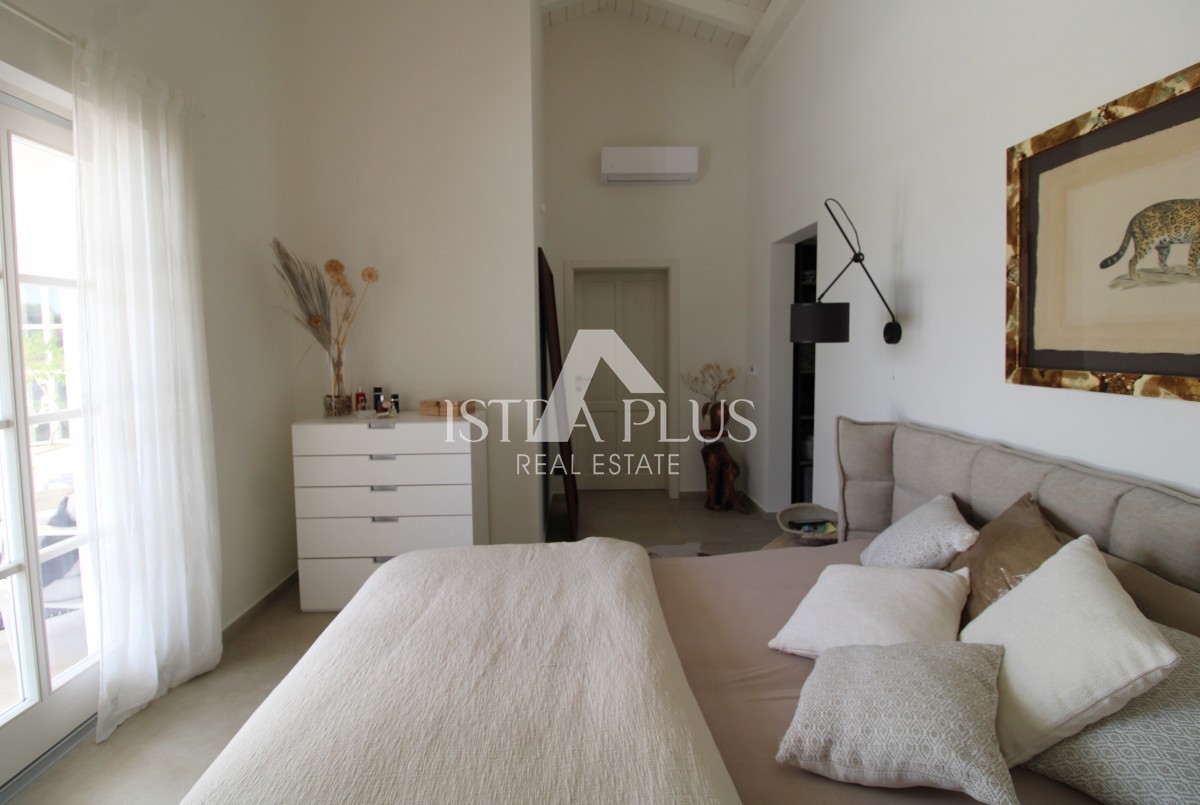 Esclusiva! Una villa unica che coniuga qualità, funzionalità e posizione con vista aperta sul mare.