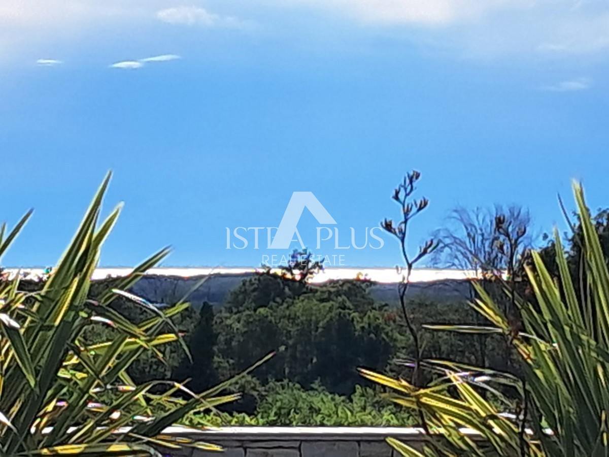 Esclusiva! Una villa unica che coniuga qualità, funzionalità e posizione con vista aperta sul mare.