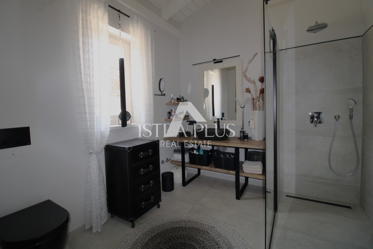 Esclusiva! Una villa unica che coniuga qualità, funzionalità e posizione con vista aperta sul mare.