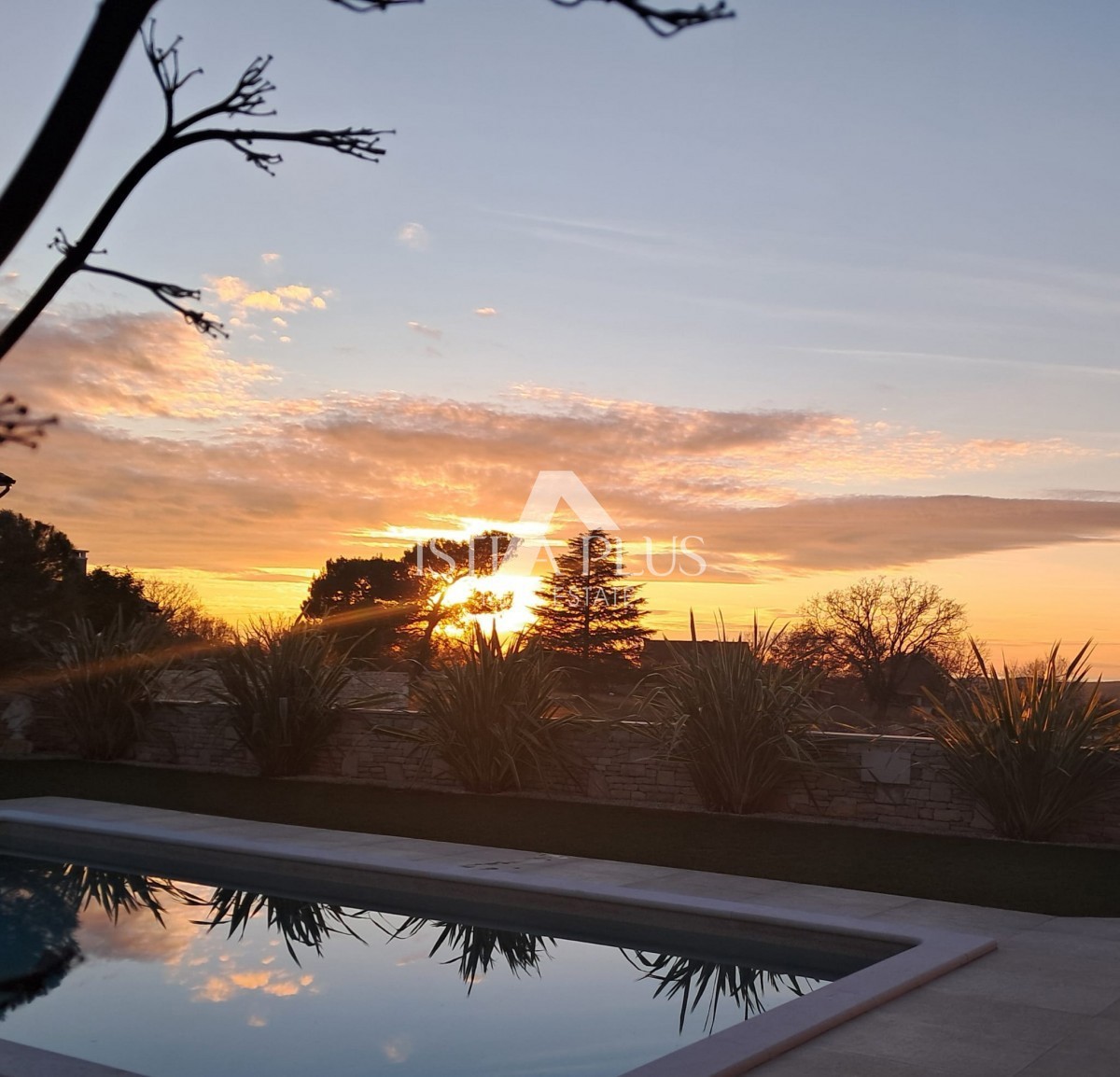 Esclusiva! Una villa unica che coniuga qualità, funzionalità e posizione con vista aperta sul mare.