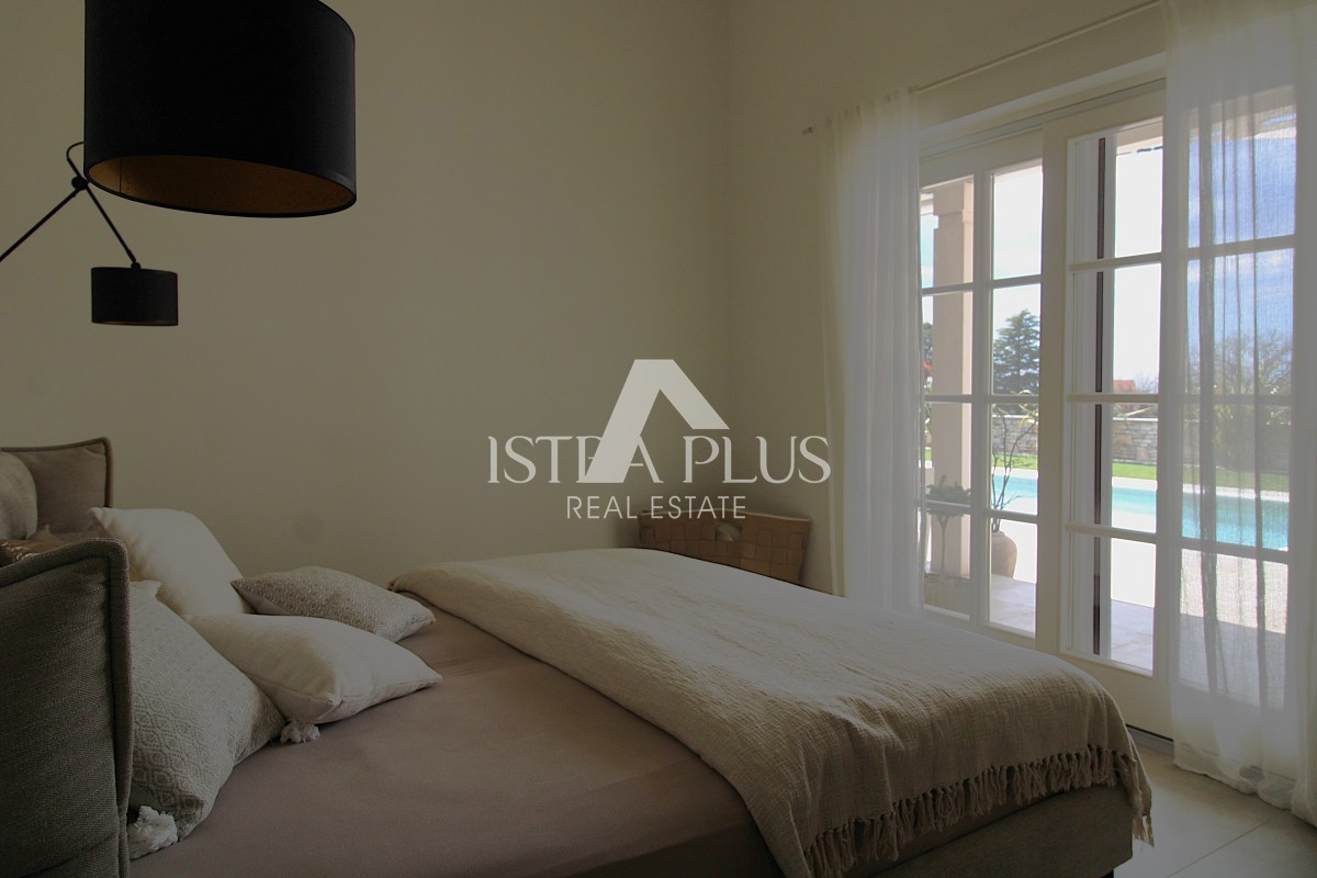 Esclusiva! Una villa unica che coniuga qualità, funzionalità e posizione con vista aperta sul mare.