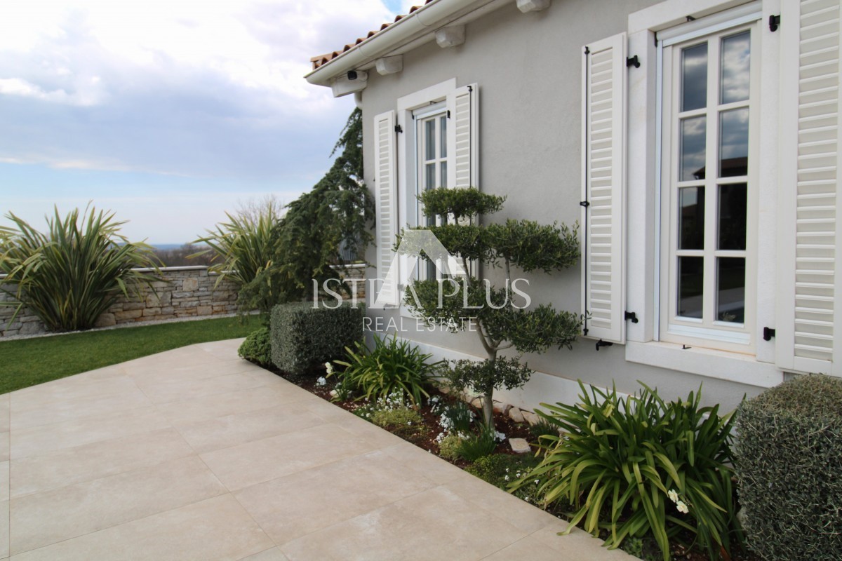 Esclusiva! Una villa unica che coniuga qualità, funzionalità e posizione con vista aperta sul mare.