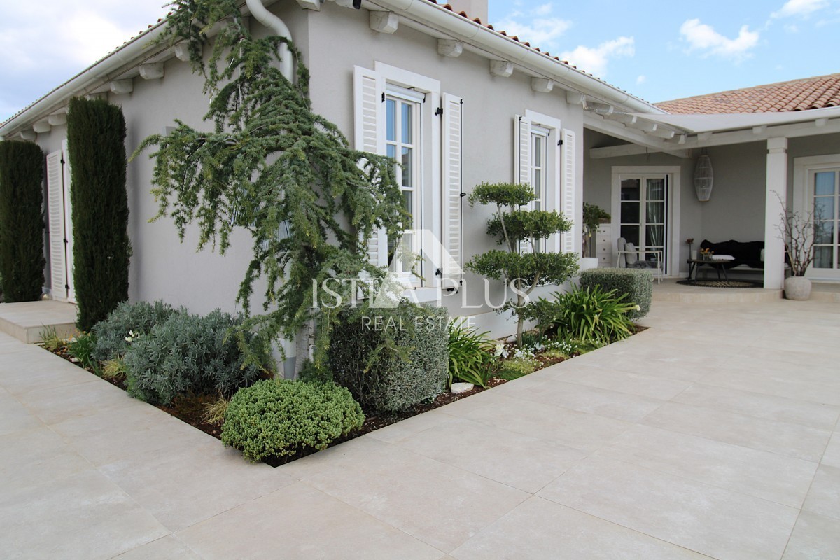 Esclusiva! Una villa unica che coniuga qualità, funzionalità e posizione con vista aperta sul mare.