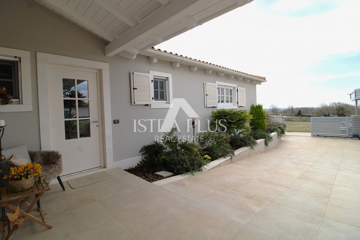 Esclusiva! Una villa unica che coniuga qualità, funzionalità e posizione con vista aperta sul mare.