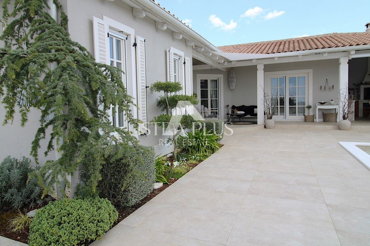 Esclusiva! Una villa unica che coniuga qualità, funzionalità e posizione con vista aperta sul mare.