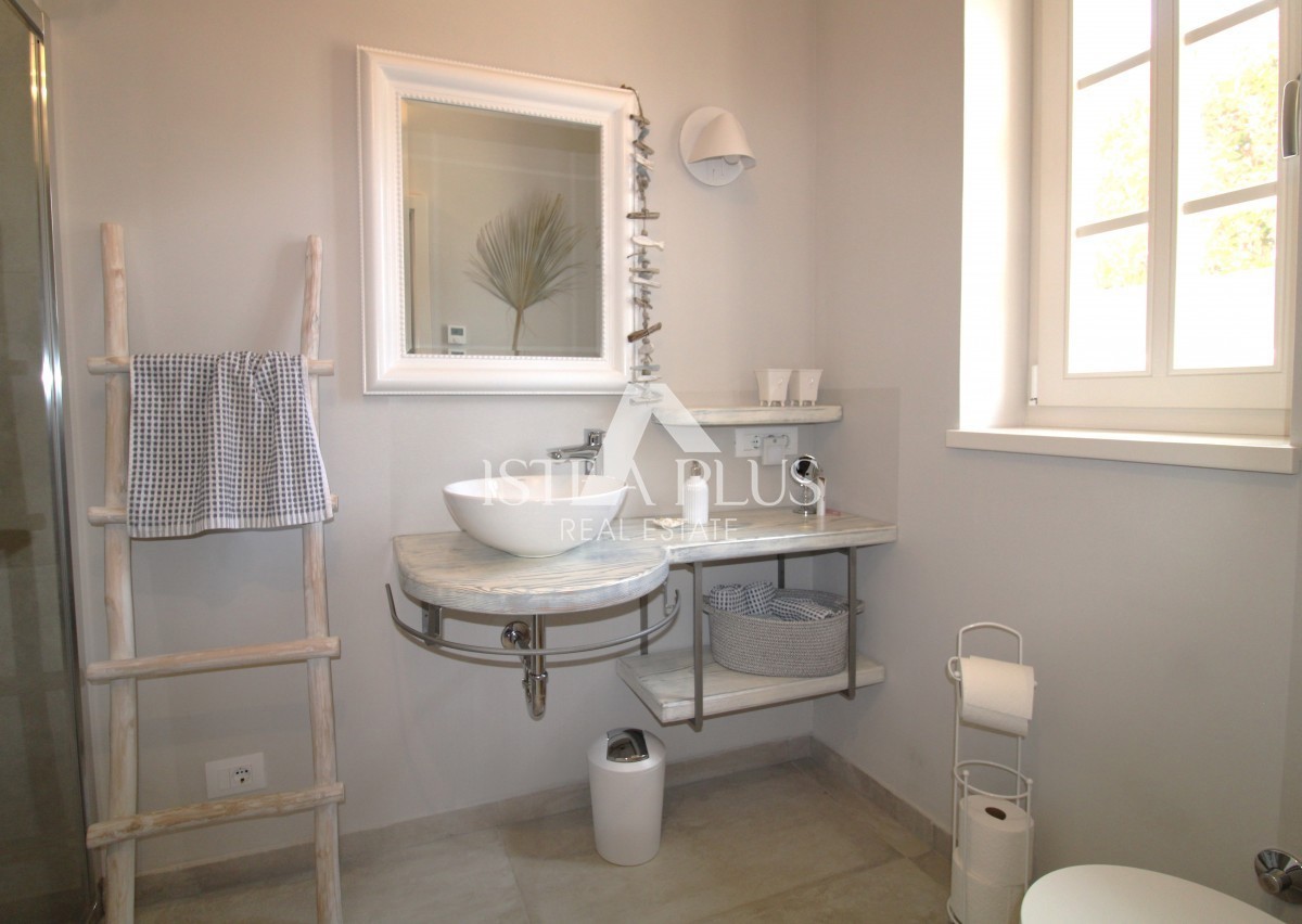 Esclusiva! Una villa unica che coniuga qualità, funzionalità e posizione con vista aperta sul mare.