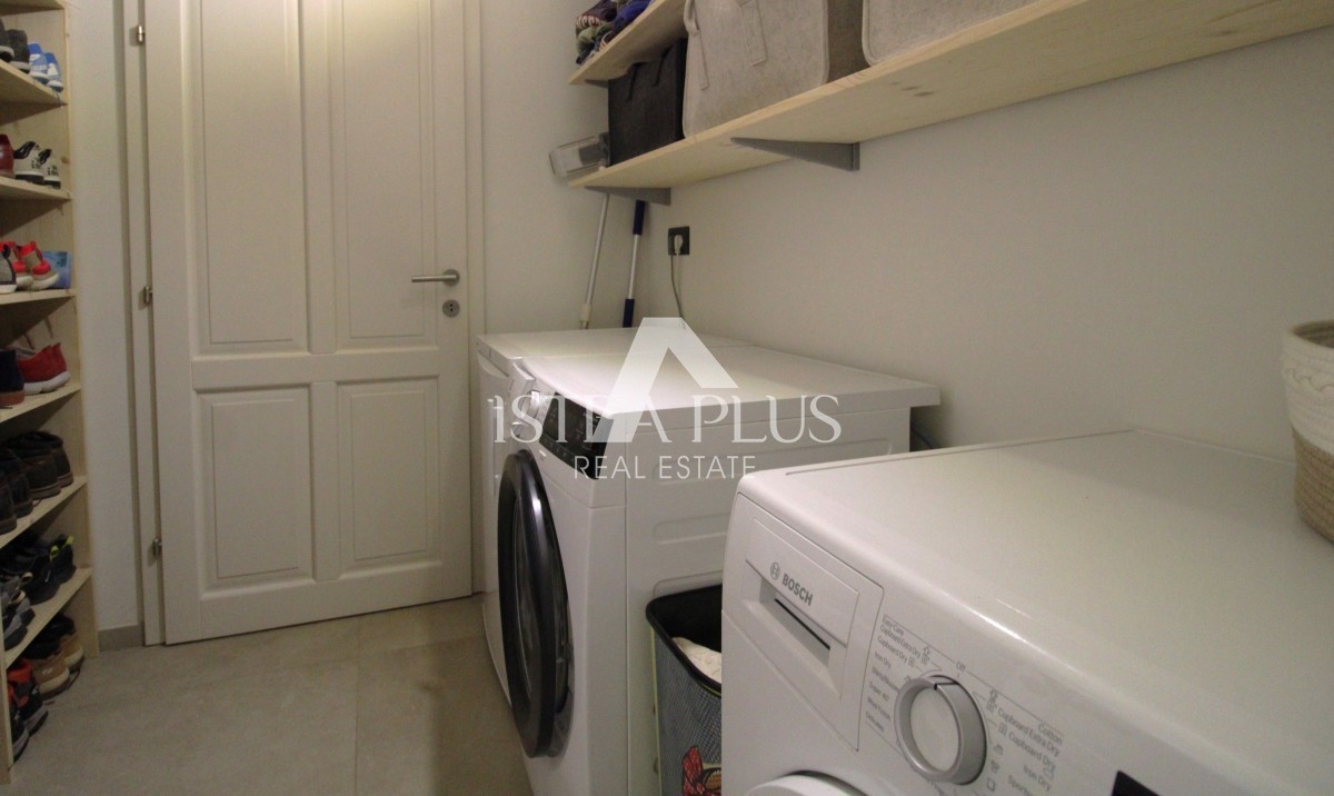 Esclusiva! Una villa unica che coniuga qualità, funzionalità e posizione con vista aperta sul mare.