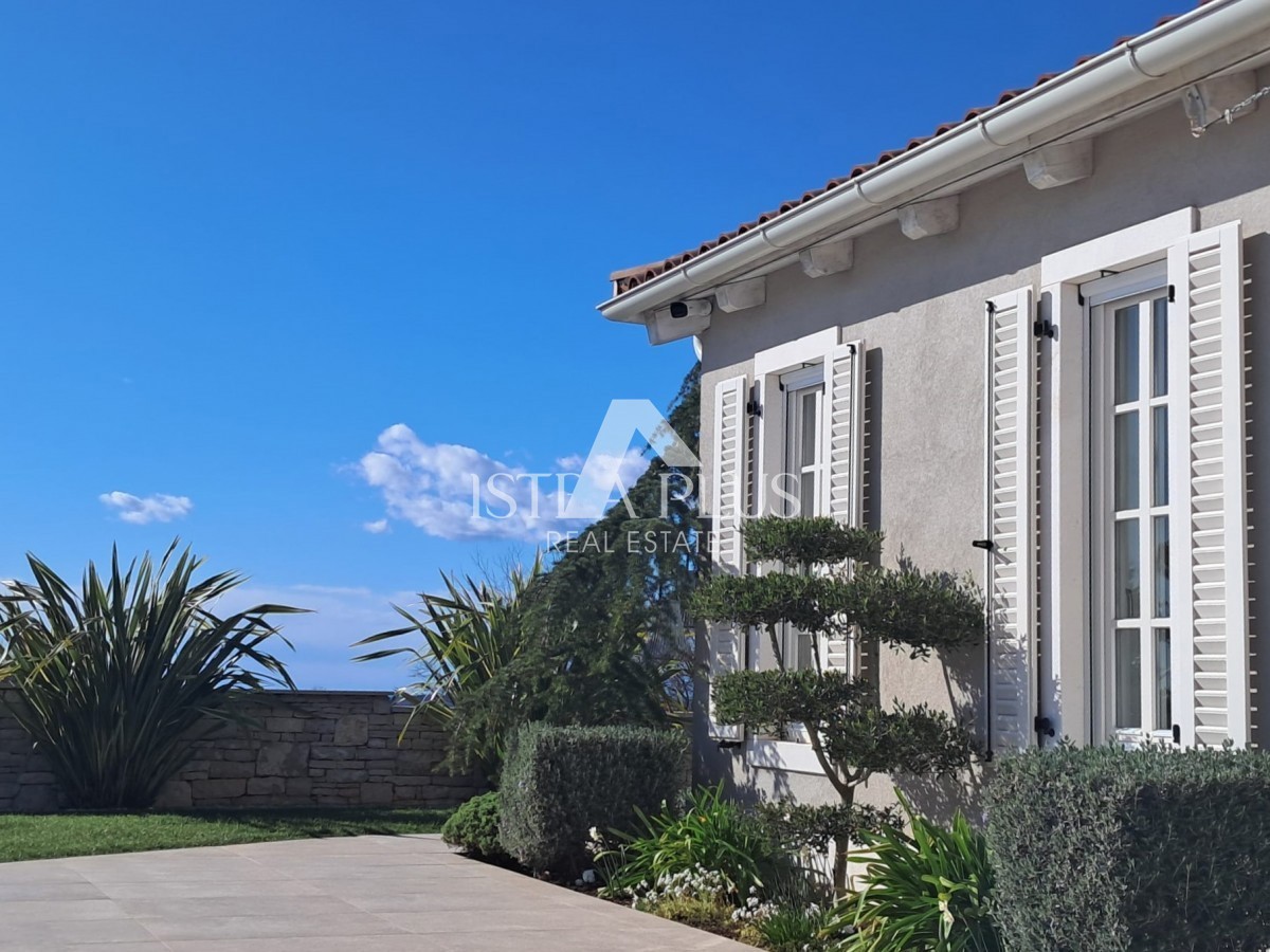 Esclusiva! Una villa unica che coniuga qualità, funzionalità e posizione con vista aperta sul mare.