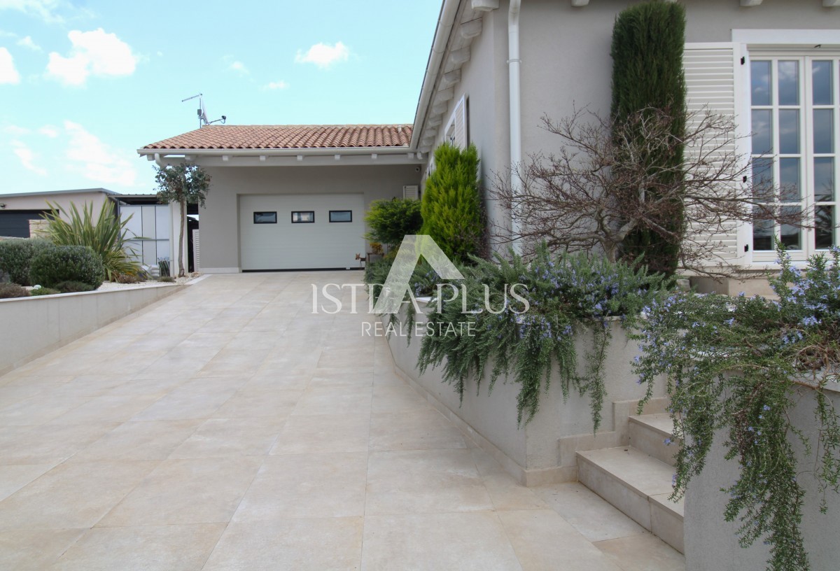 Esclusiva! Una villa unica che coniuga qualità, funzionalità e posizione con vista aperta sul mare.