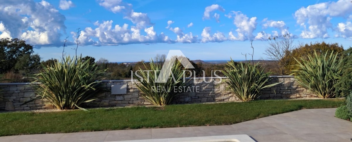 Esclusiva! Una villa unica che coniuga qualità, funzionalità e posizione con vista aperta sul mare.