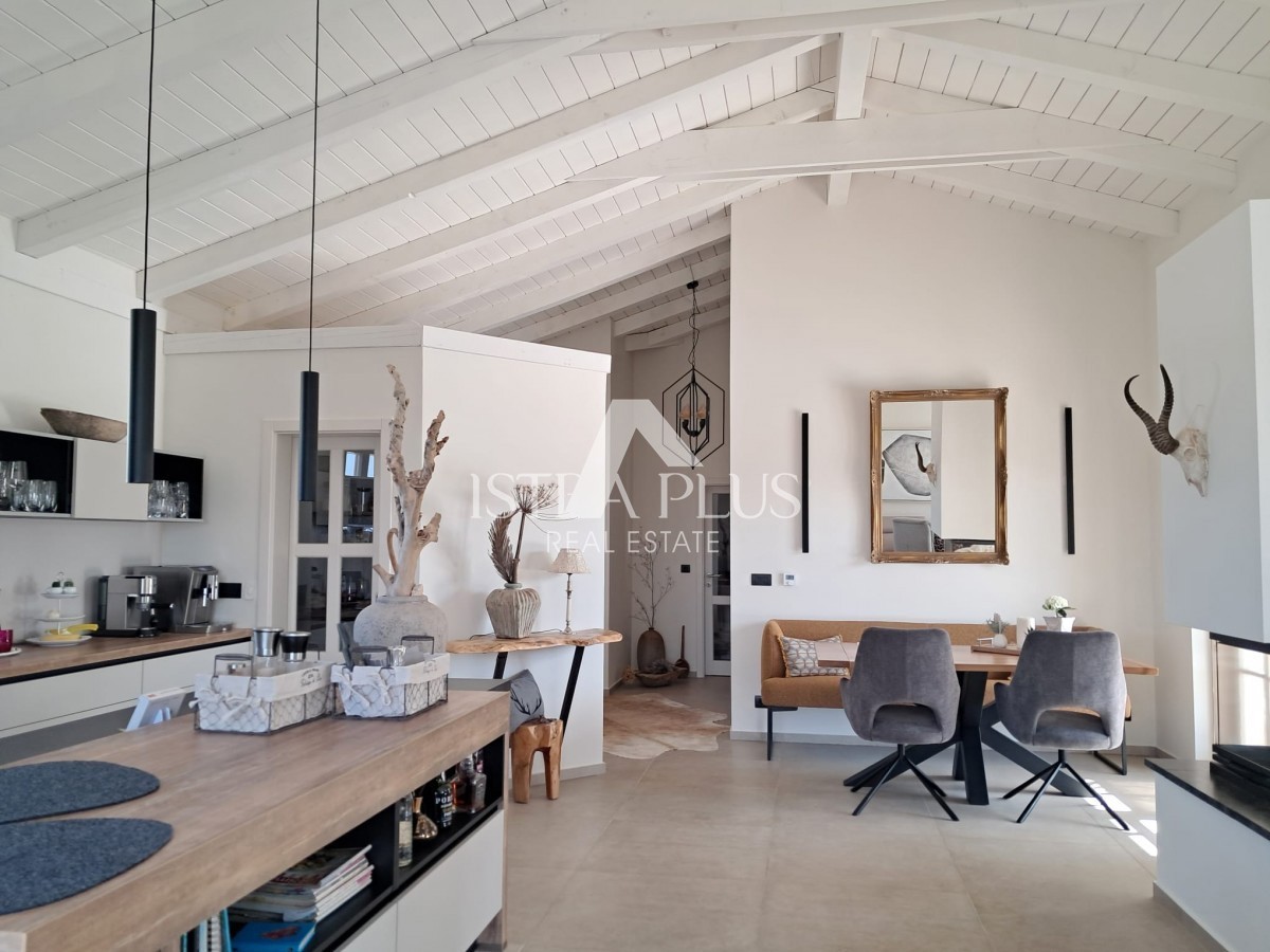 Esclusiva! Una villa unica che coniuga qualità, funzionalità e posizione con vista aperta sul mare.