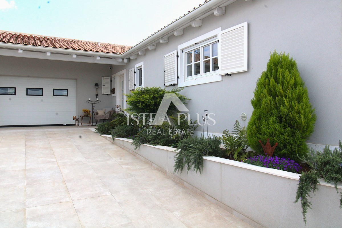 Esclusiva! Una villa unica che coniuga qualità, funzionalità e posizione con vista aperta sul mare.