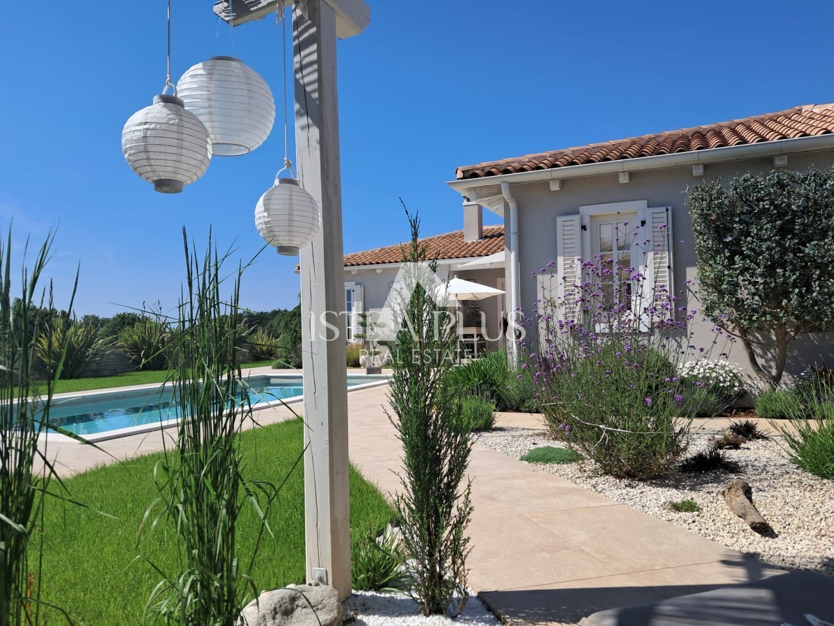 Esclusiva! Una villa unica che coniuga qualità, funzionalità e posizione con vista aperta sul mare.