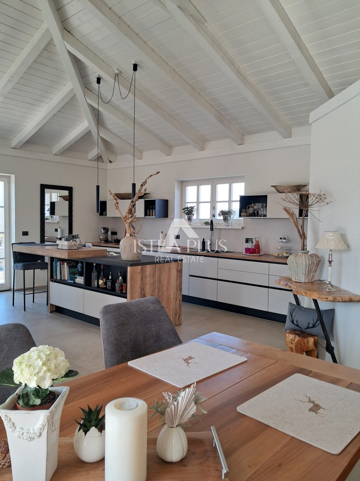 Esclusiva! Una villa unica che coniuga qualità, funzionalità e posizione con vista aperta sul mare.