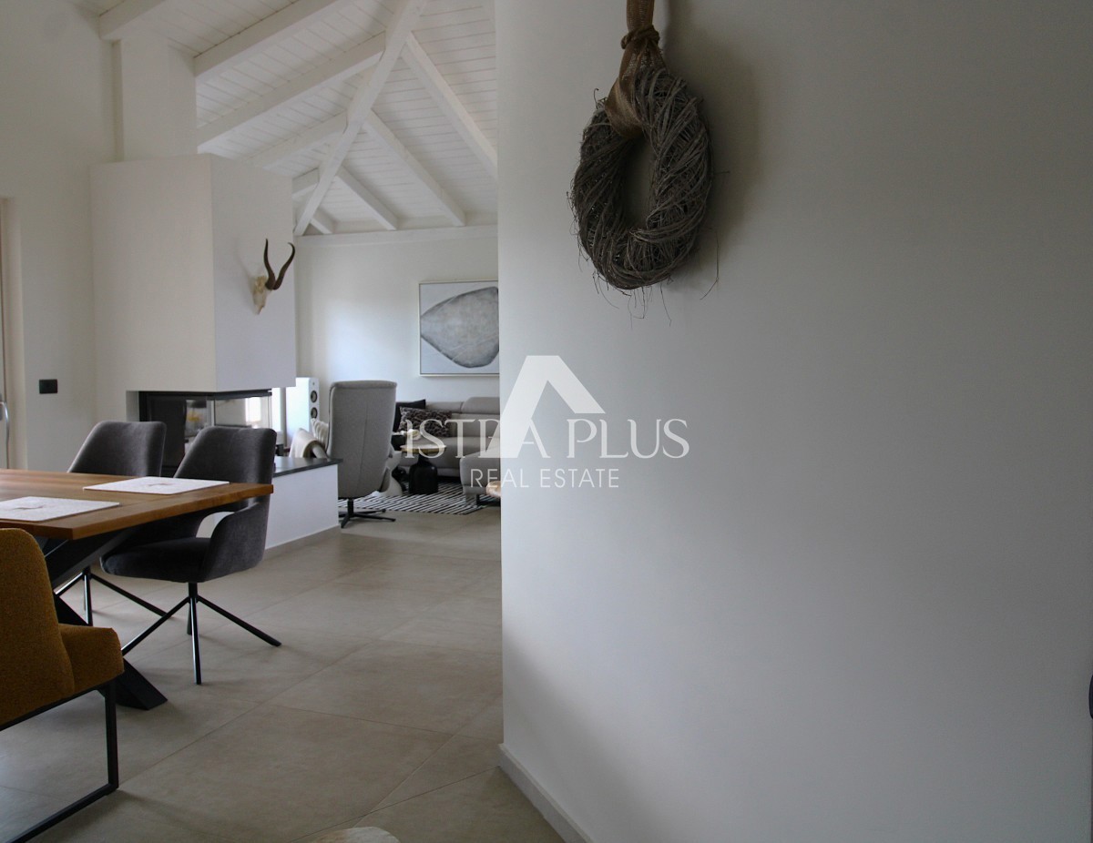 Esclusiva! Una villa unica che coniuga qualità, funzionalità e posizione con vista aperta sul mare.