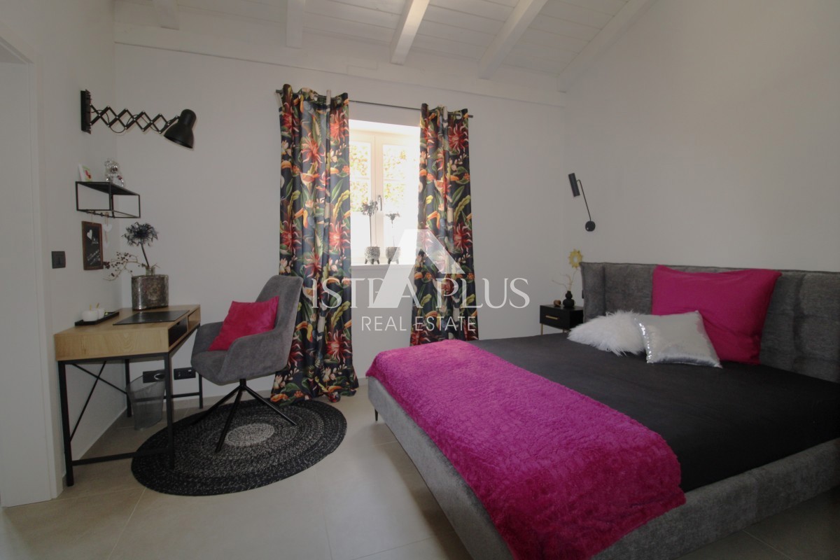 Esclusiva! Una villa unica che coniuga qualità, funzionalità e posizione con vista aperta sul mare.