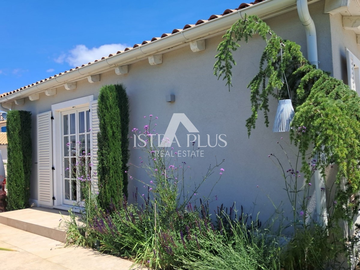 Esclusiva! Una villa unica che coniuga qualità, funzionalità e posizione con vista aperta sul mare.