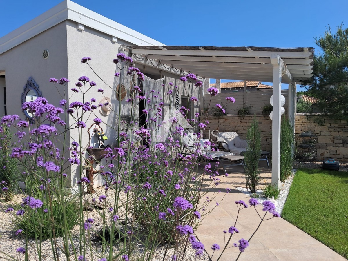 Esclusiva! Una villa unica che coniuga qualità, funzionalità e posizione con vista aperta sul mare.