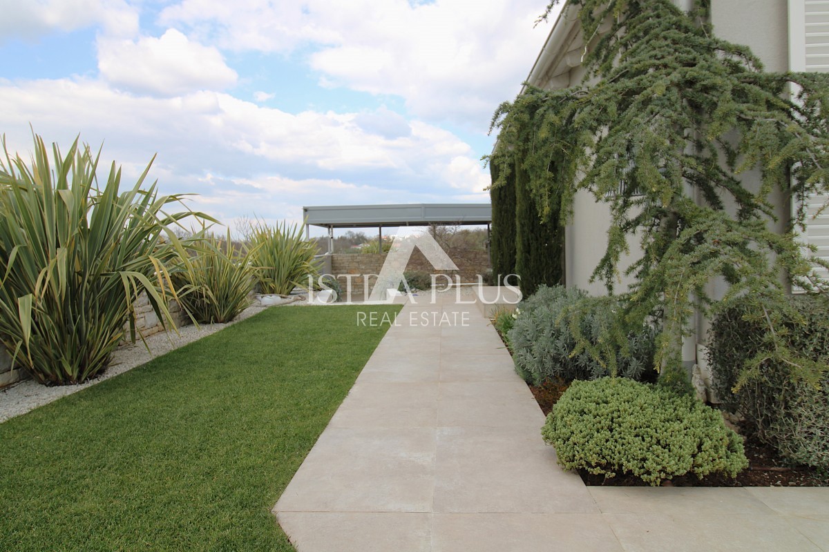 Esclusiva! Una villa unica che coniuga qualità, funzionalità e posizione con vista aperta sul mare.