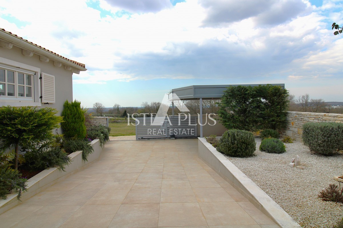 Esclusiva! Una villa unica che coniuga qualità, funzionalità e posizione con vista aperta sul mare.