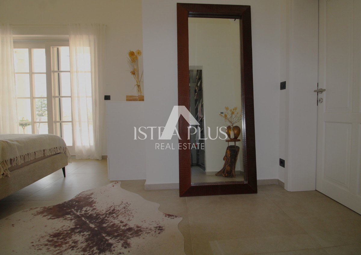 Esclusiva! Una villa unica che coniuga qualità, funzionalità e posizione con vista aperta sul mare.