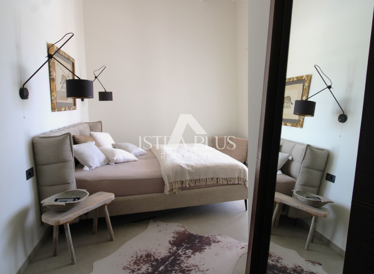 Esclusiva! Una villa unica che coniuga qualità, funzionalità e posizione con vista aperta sul mare.