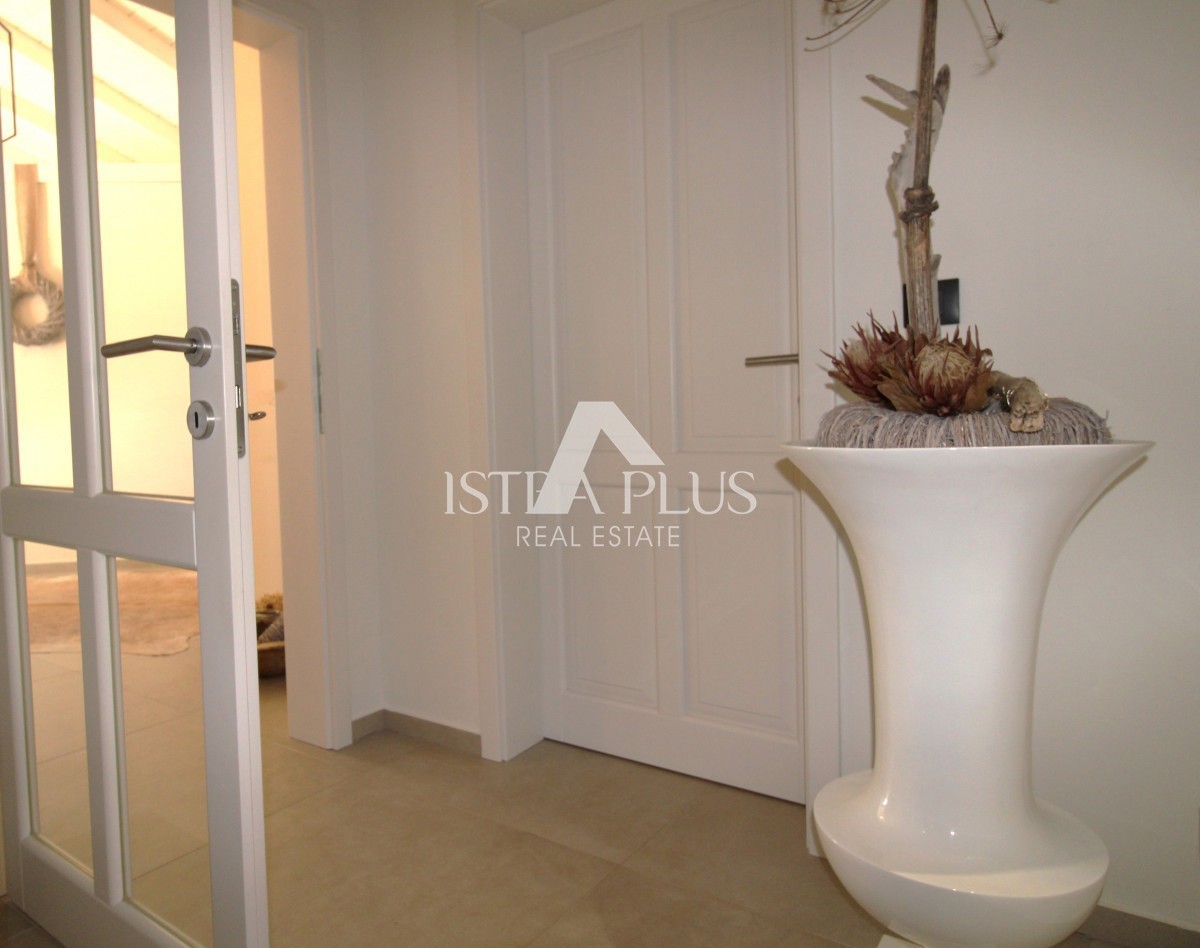 Esclusiva! Una villa unica che coniuga qualità, funzionalità e posizione con vista aperta sul mare.