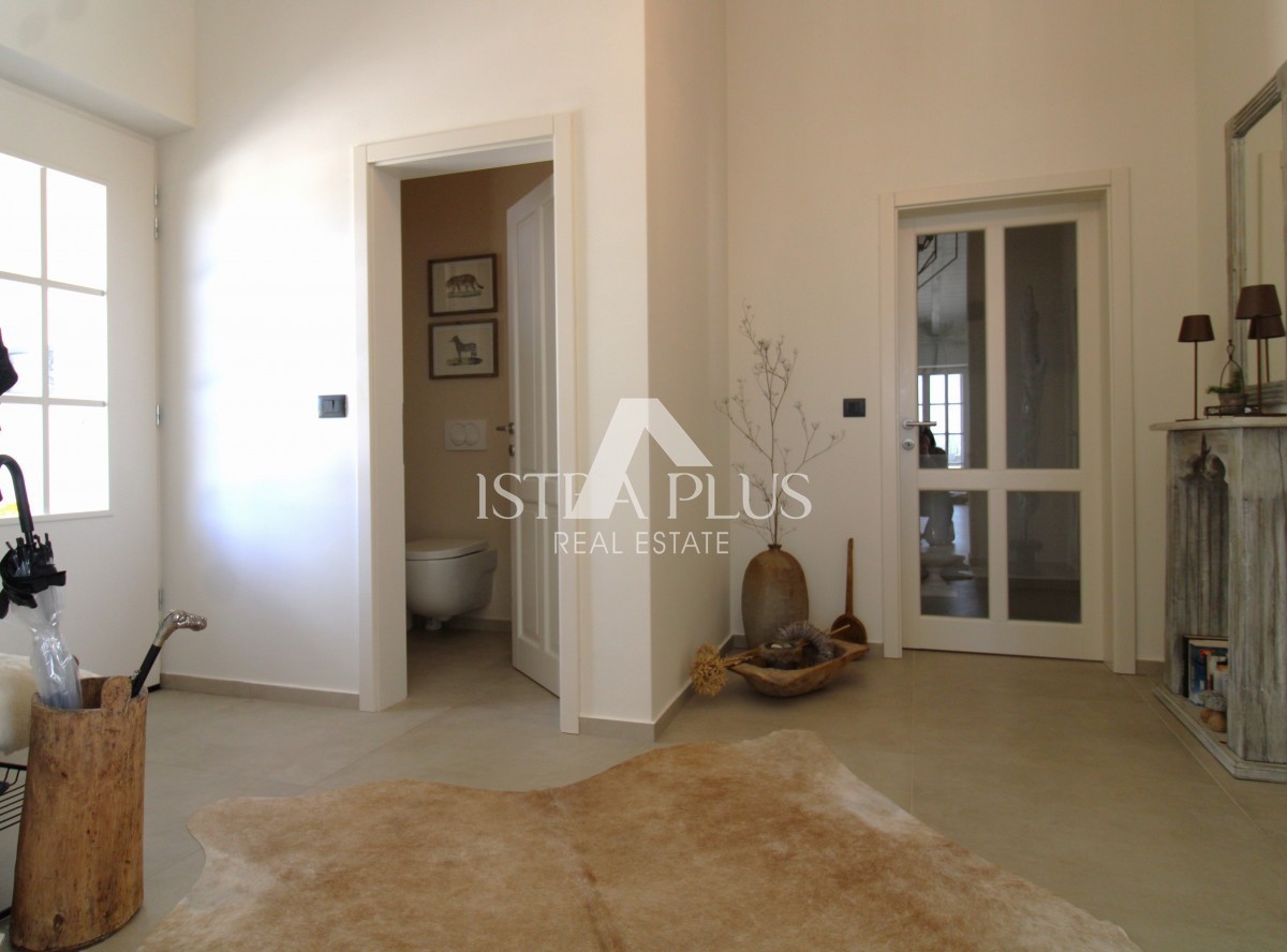 Esclusiva! Una villa unica che coniuga qualità, funzionalità e posizione con vista aperta sul mare.