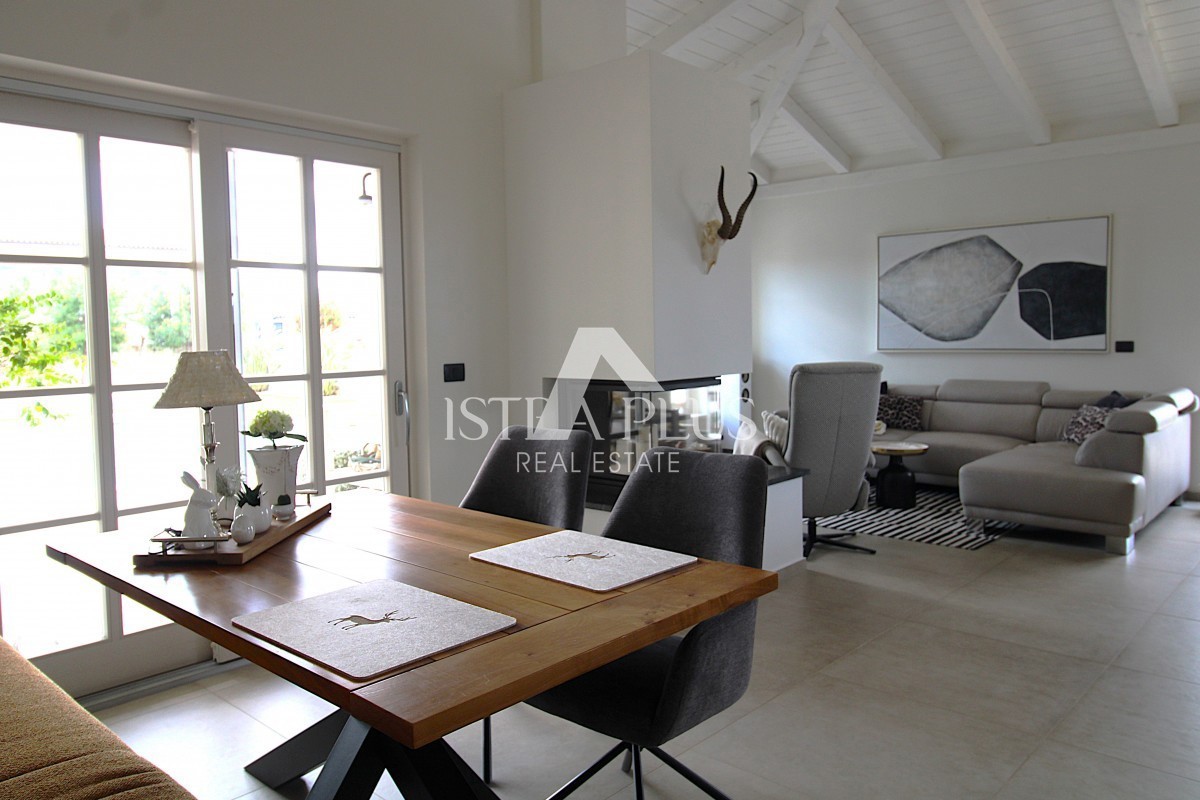 Esclusiva! Una villa unica che coniuga qualità, funzionalità e posizione con vista aperta sul mare.