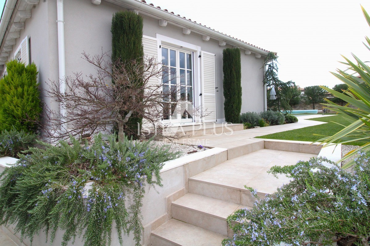 Esclusiva! Una villa unica che coniuga qualità, funzionalità e posizione con vista aperta sul mare.