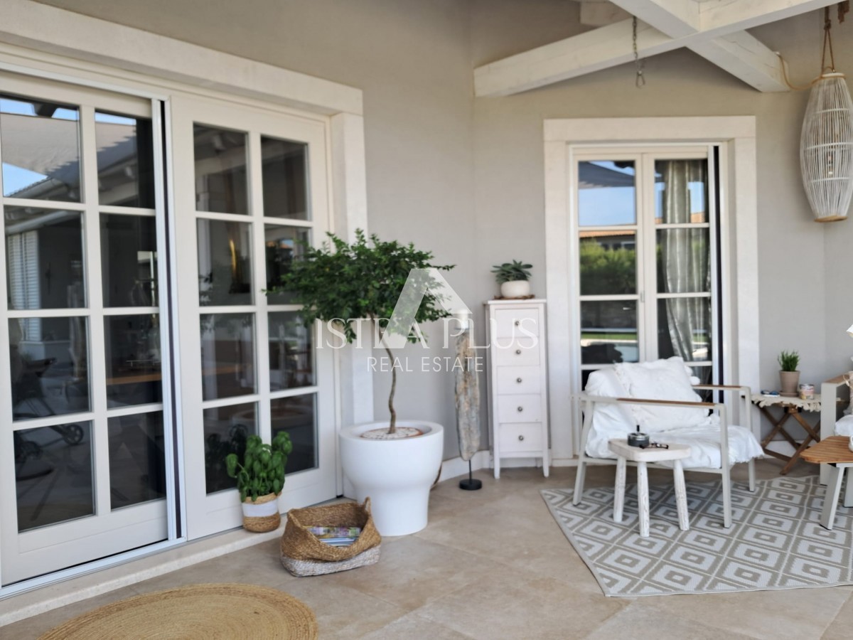 Esclusiva! Una villa unica che coniuga qualità, funzionalità e posizione con vista aperta sul mare.