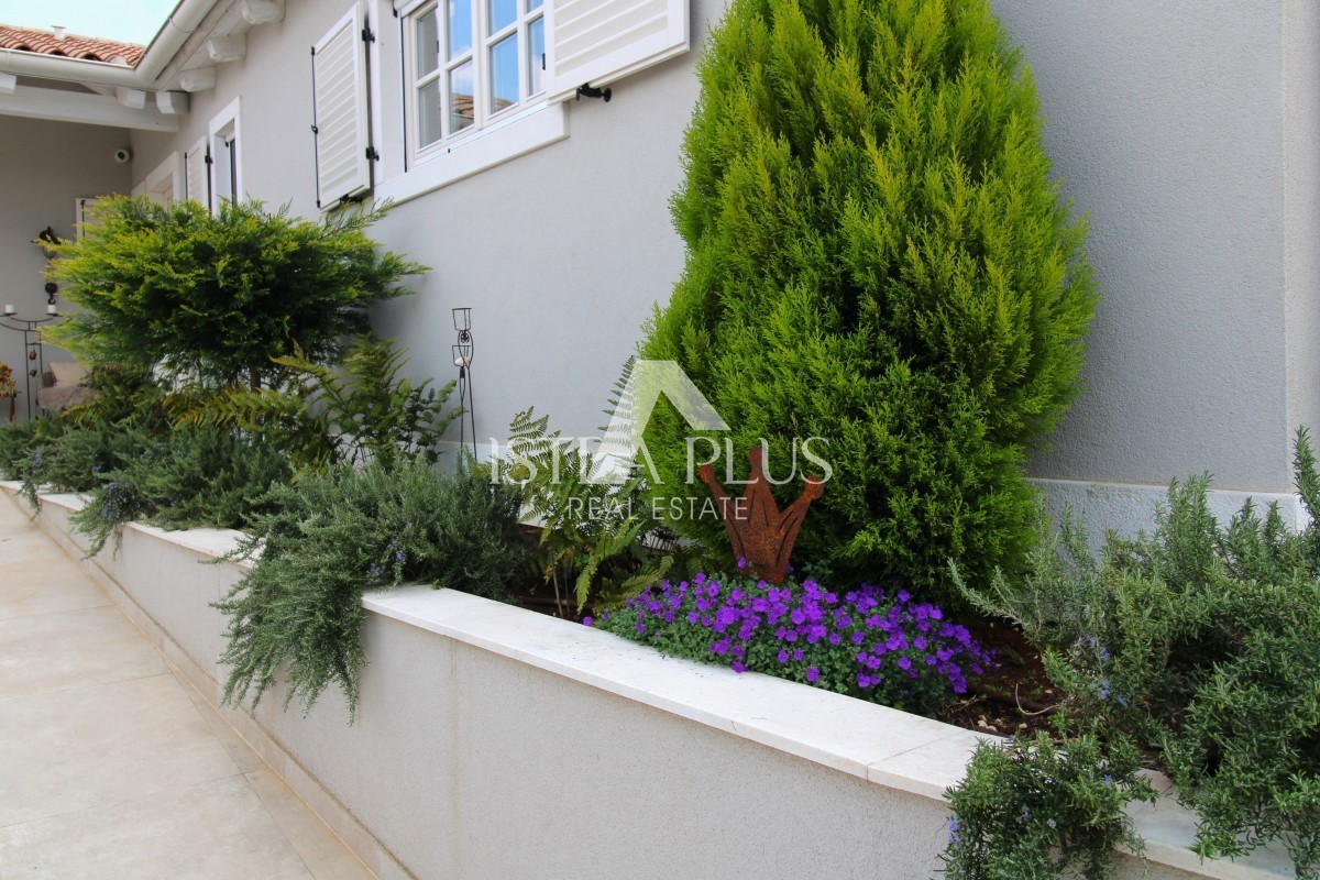 Esclusiva! Una villa unica che coniuga qualità, funzionalità e posizione con vista aperta sul mare.