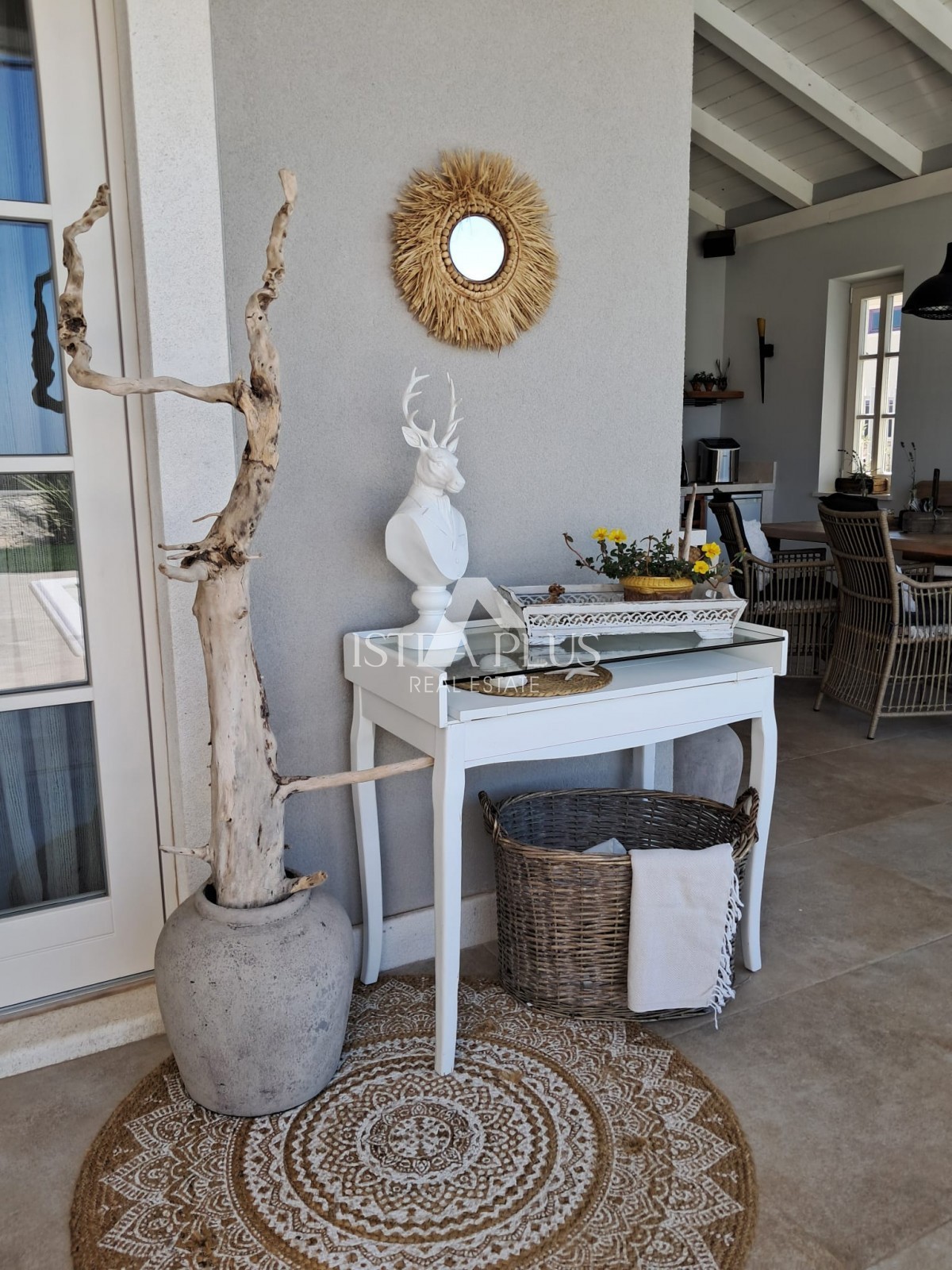 Esclusiva! Una villa unica che coniuga qualità, funzionalità e posizione con vista aperta sul mare.