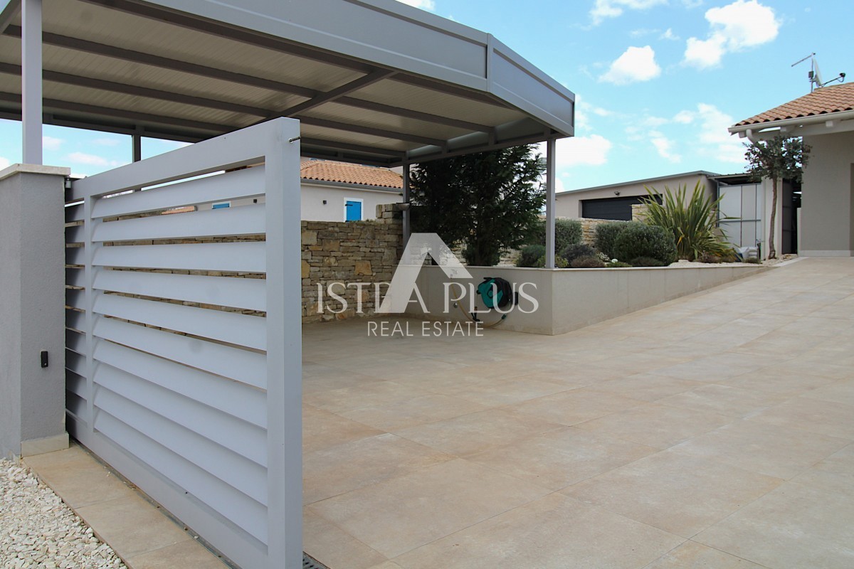 Esclusiva! Una villa unica che coniuga qualità, funzionalità e posizione con vista aperta sul mare.